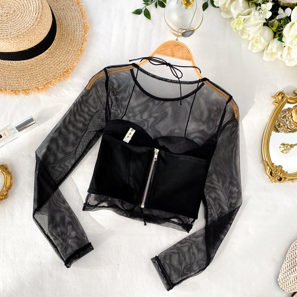 Fekete rövid női blúz, nyakkendővel és ovális nyakkivágással