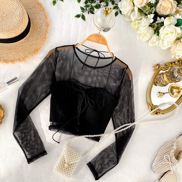 Fekete rövid női blúz, nyakkendővel és ovális nyakkivágással