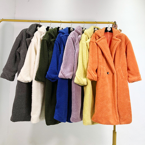 Meleg hosszú pehelykabát narancssárga, sárga, lila, kék, szürke, fehér és zöld gombokkal és zsebekkel