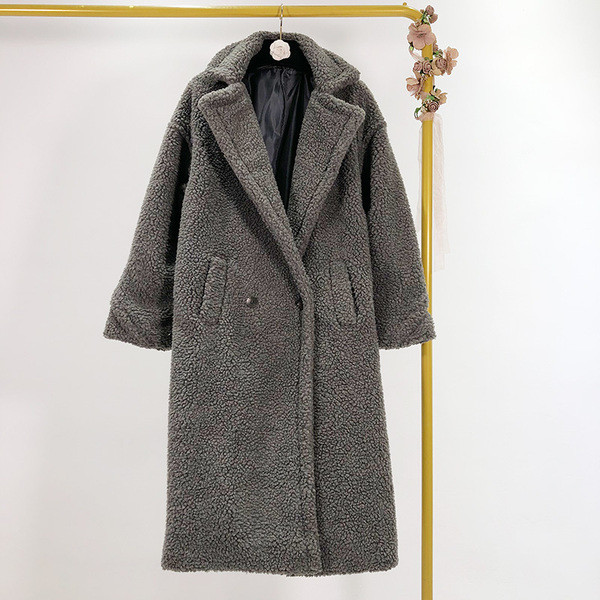 Meleg hosszú pehelykabát narancssárga, sárga, lila, kék, szürke, fehér és zöld gombokkal és zsebekkel