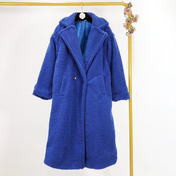 Meleg hosszú pehelykabát narancssárga, sárga, lila, kék, szürke, fehér és zöld gombokkal és zsebekkel