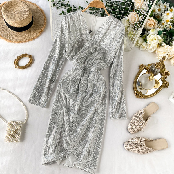 Retro stílusú női ruha három színben flitterekkel és V-nyakkal