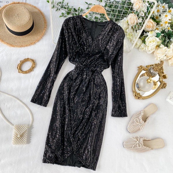 Retro stílusú női ruha három színben flitterekkel és V-nyakkal