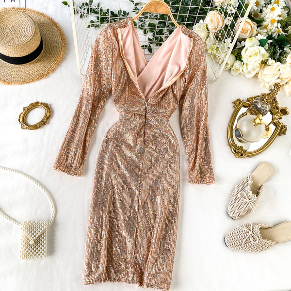 Retro stílusú női ruha három színben flitterekkel és V-nyakkal