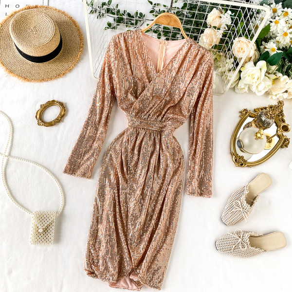 Retro stílusú női ruha három színben flitterekkel és V-nyakkal