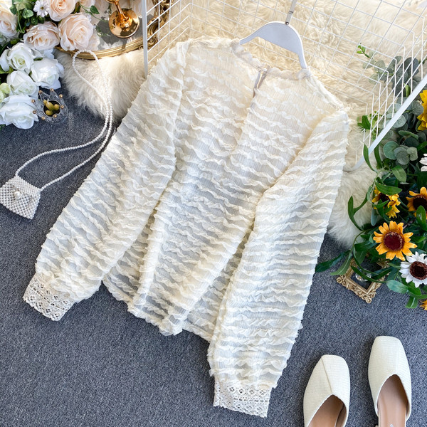 Modern női blúz csipkével az ujjakon fehér, fekete és bézs színben