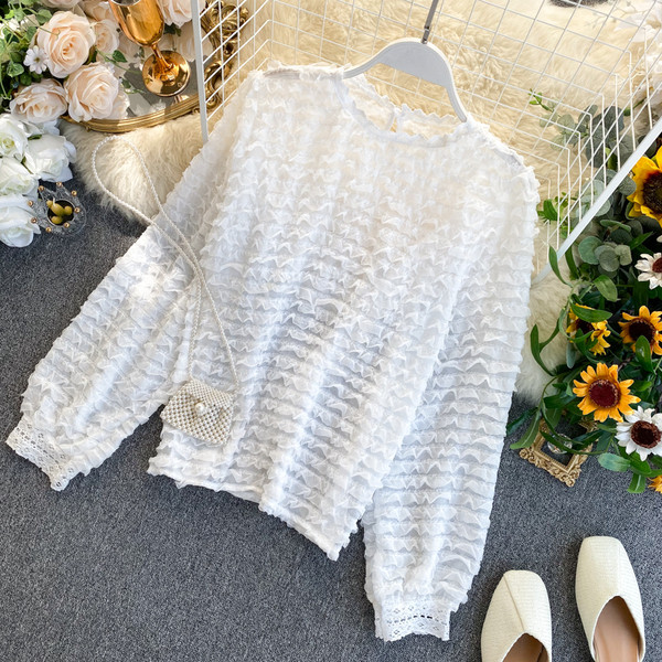 Modern női blúz csipkével az ujjakon fehér, fekete és bézs színben