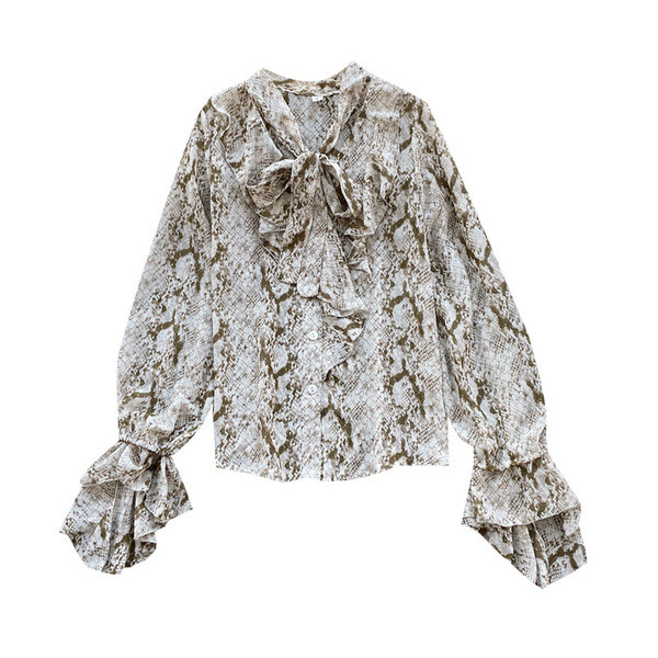 Modern női ing sifonból és kígyómintás, vágott ujjakkal ezüst és arany színben