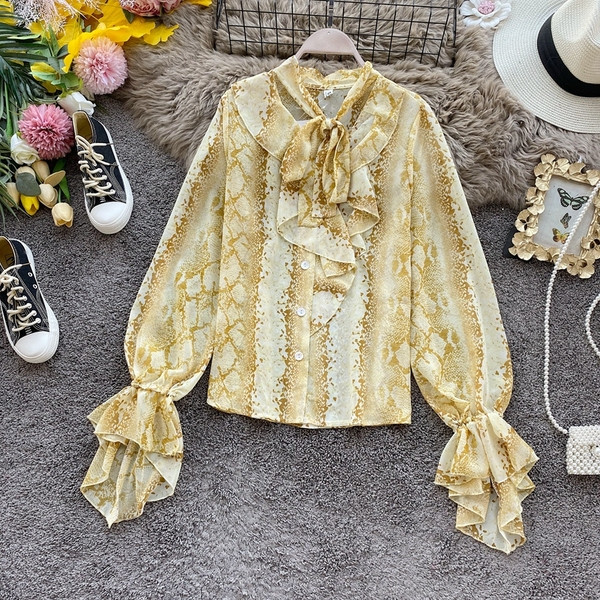 Modern női ing sifonból és kígyómintás, vágott ujjakkal ezüst és arany színben