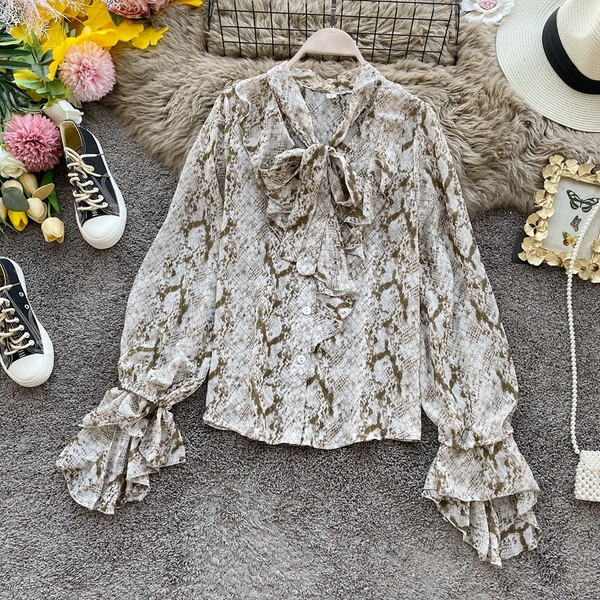 Modern női ing sifonból és kígyómintás, vágott ujjakkal ezüst és arany színben