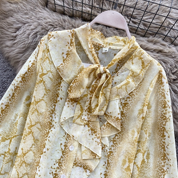 Modern női ing sifonból és kígyómintás, vágott ujjakkal ezüst és arany színben