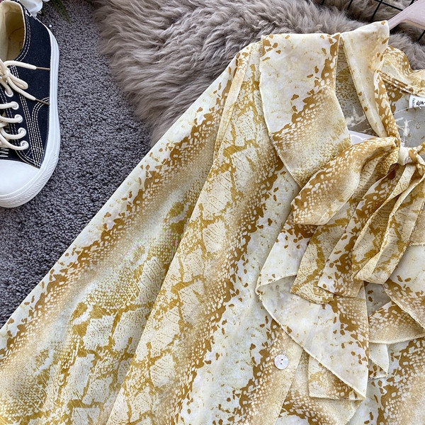 Modern női ing sifonból és kígyómintás, vágott ujjakkal ezüst és arany színben