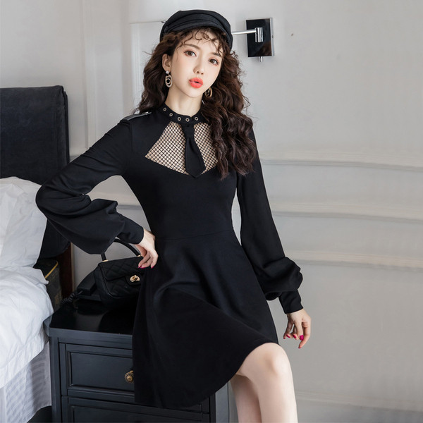 Új modell szabású női ruha kerek nyakkivágással - retro stílusú fekete színben