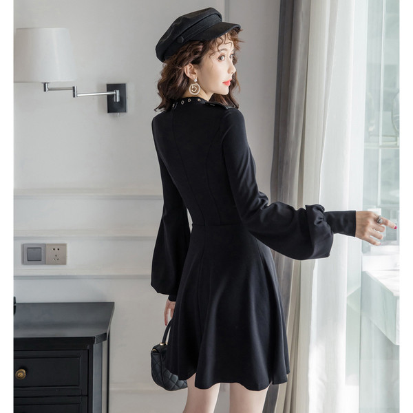 Új modell szabású női ruha kerek nyakkivágással - retro stílusú fekete színben