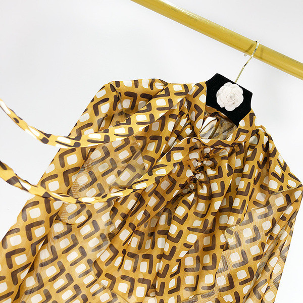 Vékony, széles blúz, nyakkivágásánál szalaggal, barna színben és mintában