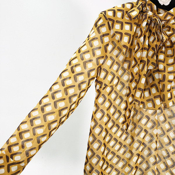 Vékony, széles blúz, nyakkivágásánál szalaggal, barna színben és mintában