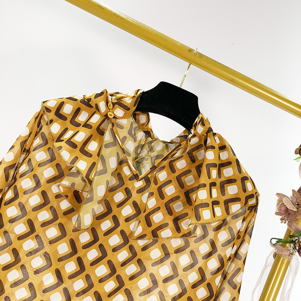 Vékony, széles blúz, nyakkivágásánál szalaggal, barna színben és mintában