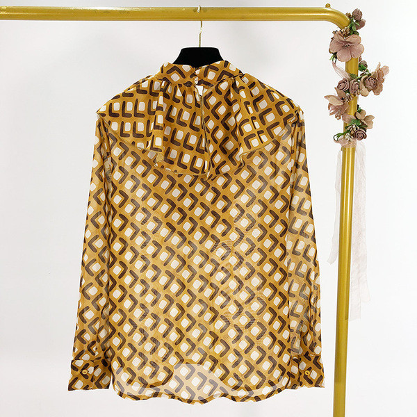 Vékony, széles blúz, nyakkivágásánál szalaggal, barna színben és mintában