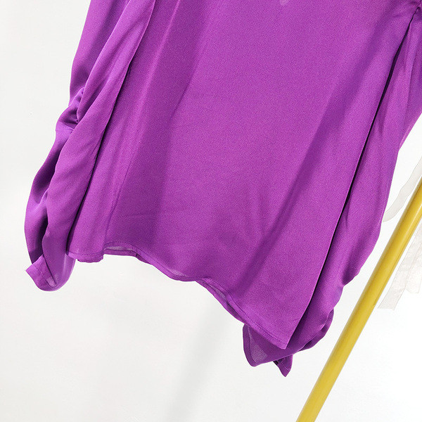 Vékony tavaszi-őszi blúz puffos ujjakkal és lila szalaggal