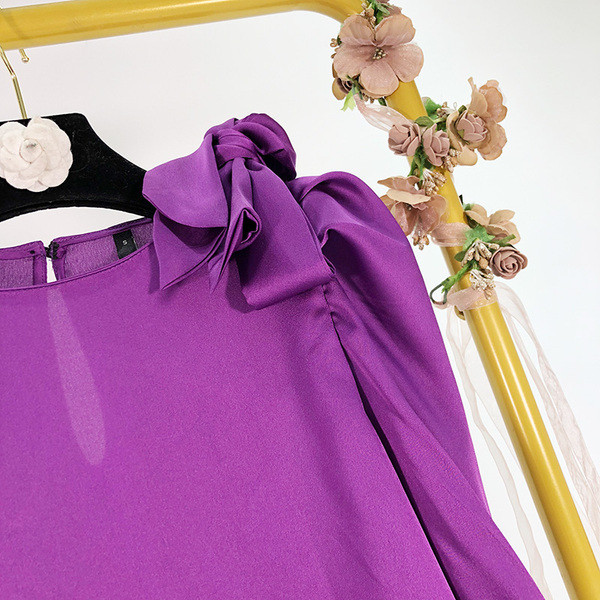 Vékony tavaszi-őszi blúz puffos ujjakkal és lila szalaggal