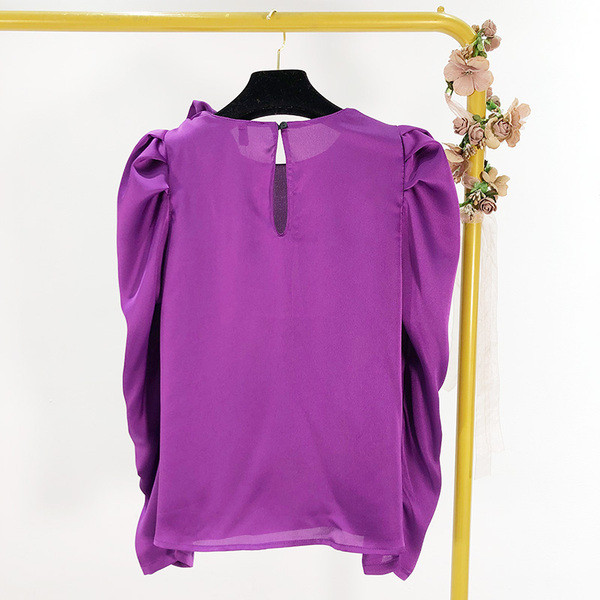 Vékony tavaszi-őszi blúz puffos ujjakkal és lila szalaggal