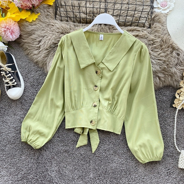 Modern női rövid ing gombokkal és spitz nyakkivágással, különböző színekben