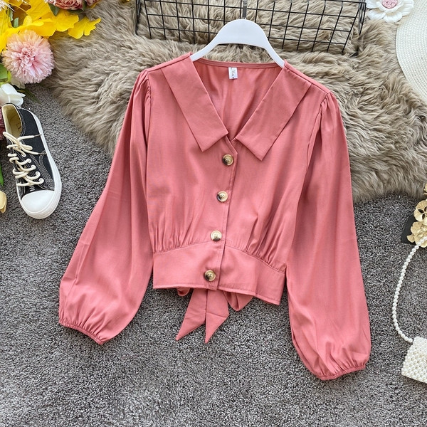 Modern női rövid ing gombokkal és spitz nyakkivágással, különböző színekben