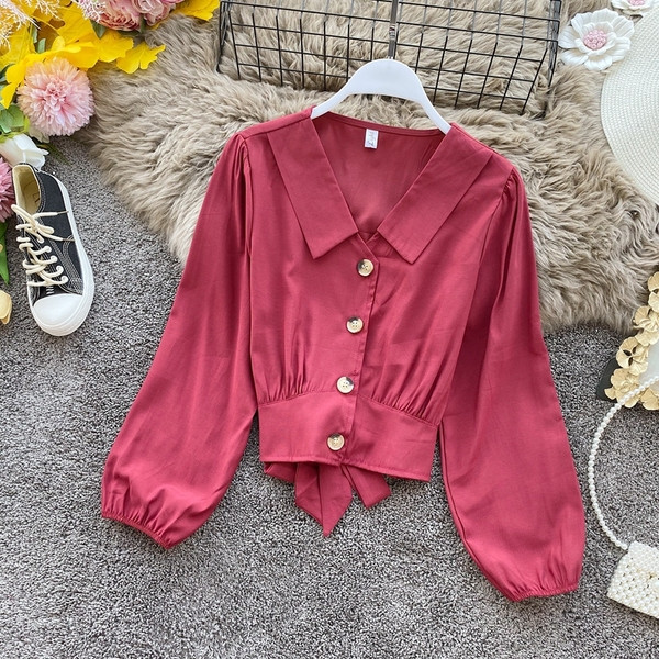 Modern női rövid ing gombokkal és spitz nyakkivágással, különböző színekben