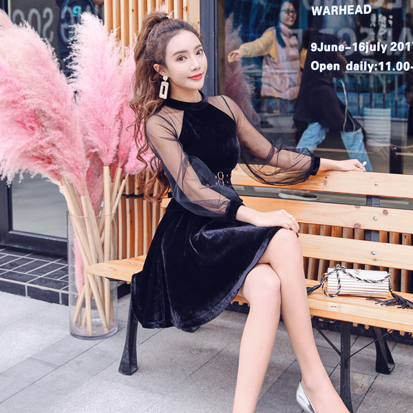 Forma női ruha kerek nyakkivágással és bársony tüll ujjakkal, fekete színben