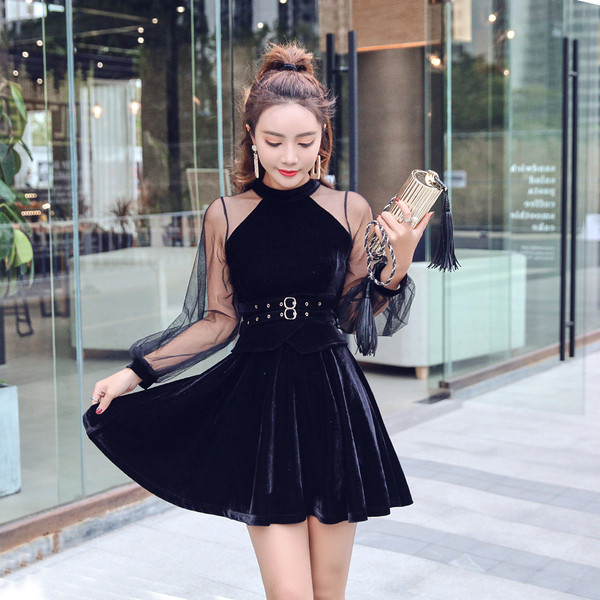 Forma női ruha kerek nyakkivágással és bársony tüll ujjakkal, fekete színben