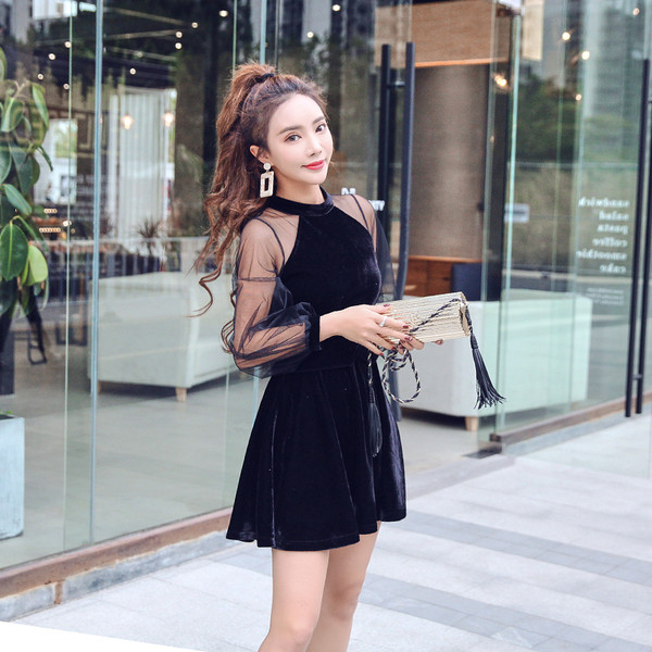 Forma női ruha kerek nyakkivágással és bársony tüll ujjakkal, fekete színben