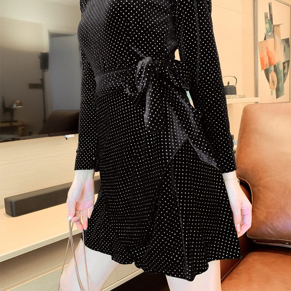 Modern női ruha spitz nyakkivágással és pöttyös övvel, fekete színben