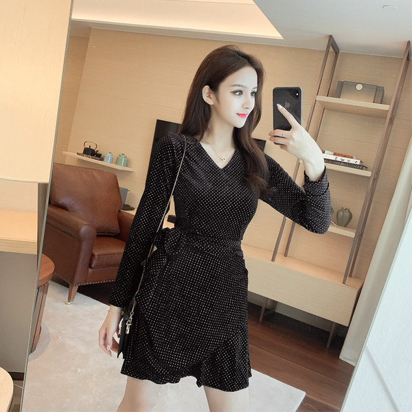 Modern női ruha spitz nyakkivágással és pöttyös övvel, fekete színben