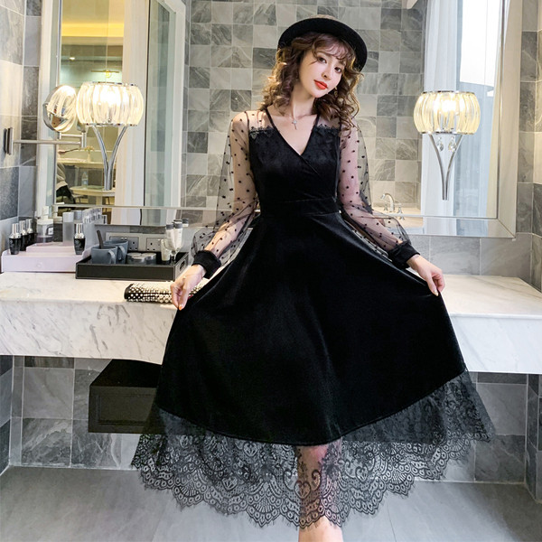 Új modell modern női ruha spitz nyakkivágással, csipkével és pecsét ujjakkal fekete bársonyból