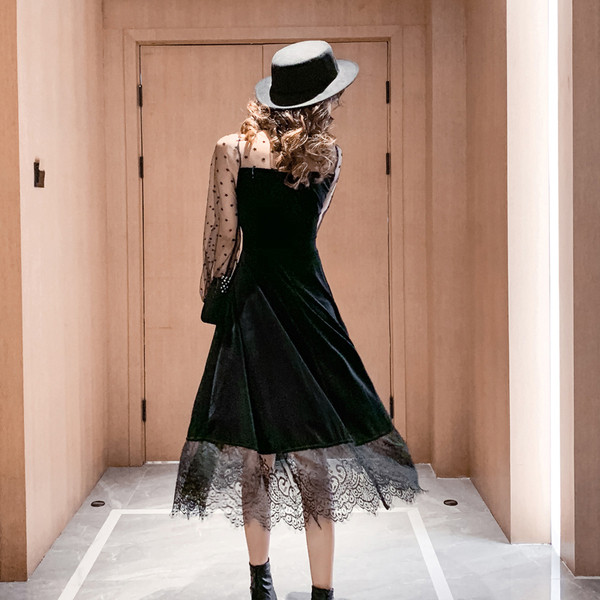 Új modell modern női ruha spitz nyakkivágással, csipkével és pecsét ujjakkal fekete bársonyból