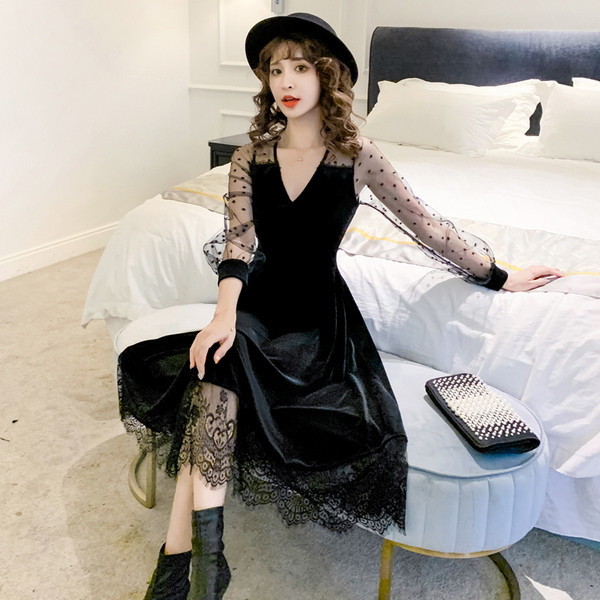 Új modell modern női ruha spitz nyakkivágással, csipkével és pecsét ujjakkal fekete bársonyból