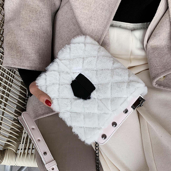 Négyzet alakú női táska pehelylánccal, fehér, fekete és barna színben