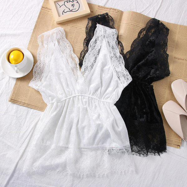 Női csipke felső spitz nyakkivágással és széles pántokkal, fehér és fekete színben