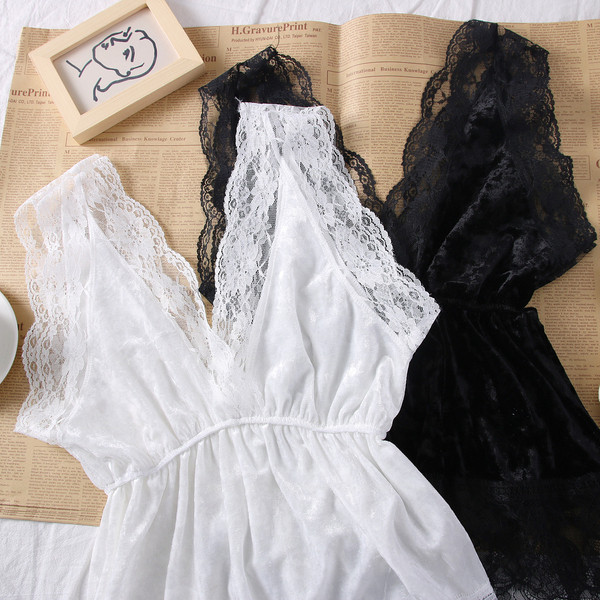 Női csipke felső spitz nyakkivágással és széles pántokkal, fehér és fekete színben