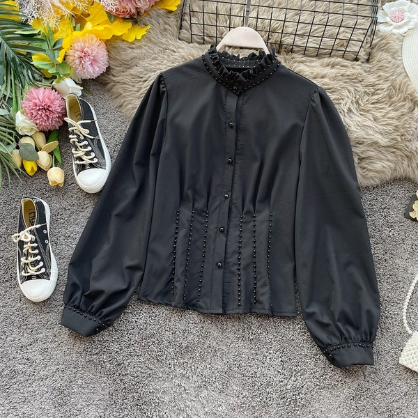 Modern női ing gyöngyökkel és magas gallérral fehér és fekete színben