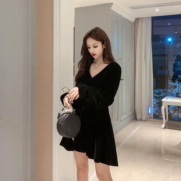 Új modell női bársony ruha spitz nyakkivágással és hosszú ujjú fekete színben