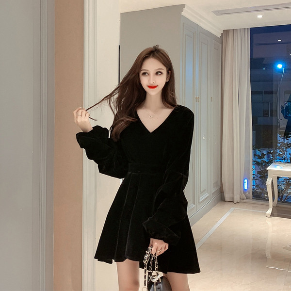 Új modell női bársony ruha spitz nyakkivágással és hosszú ujjú fekete színben