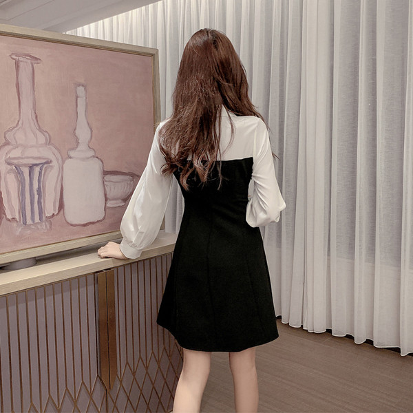 Új modell női ruha spitz nyakkivágással és gombokkal fekete színben