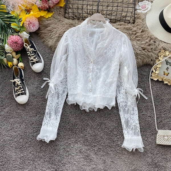 Modern női csipke ing szalaggal és spitz nyakkivágással, fehér színben