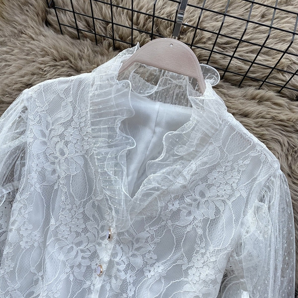 Modern női csipke ing szalaggal és spitz nyakkivágással, fehér színben