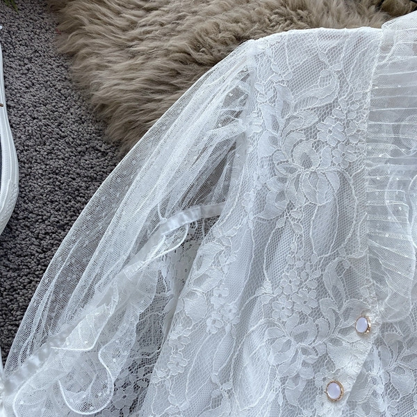 Modern női csipke ing szalaggal és spitz nyakkivágással, fehér színben