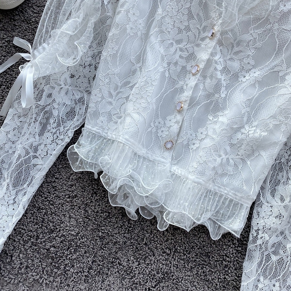 Modern női csipke ing szalaggal és spitz nyakkivágással, fehér színben