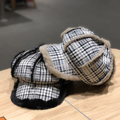 Téli kockás sapka napellenzővel és pehelyszínnel fekete, rózsaszín és barna színben