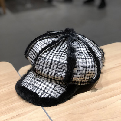 Téli kockás sapka napellenzővel és pehelyszínnel fekete, rózsaszín és barna színben