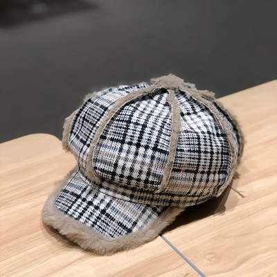 Téli kockás sapka napellenzővel és pehelyszínnel fekete, rózsaszín és barna színben